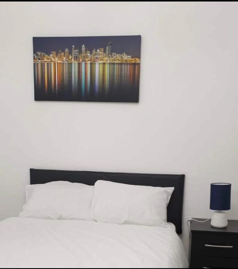 Modern Stylish Two Bedroom Apartment *